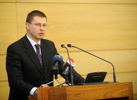 Dombrovskis Lietuvas premjeru informējis par savas vizītes pārcelšanu, lai paliktu Latvijā un operatīvi risinātu situāciju ar "Latvijas Krājbanku".