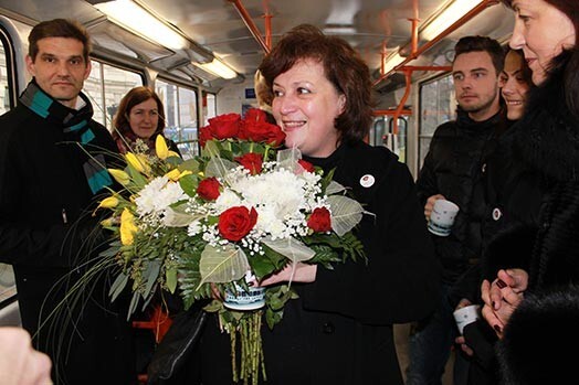 Aktrise Katrīne Pasternaka savā vārda dienā piedzīvoja skaistus svētkus – akcijas „Eņģeļi pār Latviju” īpašā tramvaja atklāšanu.