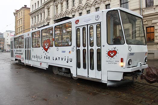 Kopš 25. novembra Rīgas ielās nu kursē īpašais akcijas „Eņģeļi pār Latviju” tramvajs, aicinot ikvienu ziedot un kļūt par bērnu sargeņģeļiem.