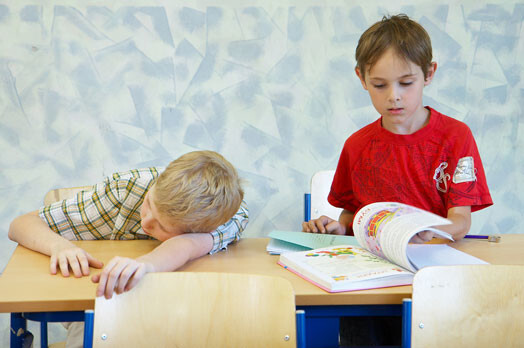 Neoficiāli dzirdēts, ka atsevišķās lauku skolās skolēnu atstāšana uz otru gadu esot "izdzīvošanas stratēģija", kas palīdz risināt skolēnu skaita problēmas pēc "nauda seko skolēnam" principa ieviešanas.