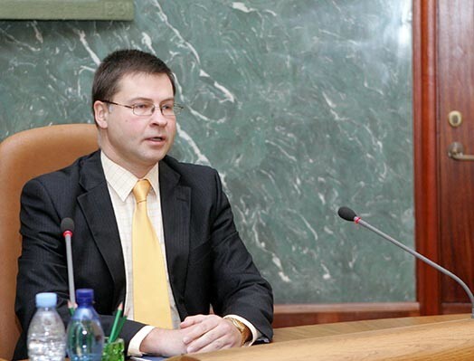 Ministru prezidents Valdis Dombrovskis sola, ka no rītdienas tiks sāktas noguldījumu izmaksas.