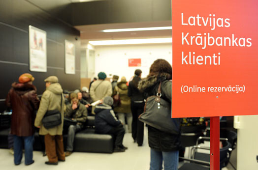 AS "Latvijas Krājbanka" noguldītāju rinda AS "Citadele banka" klientu apkalpošanas zālē, lai saņemtu valsts garantēto atlīdzību.