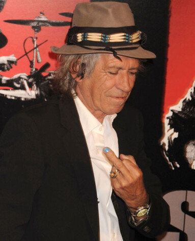 Grupas Rolling Stones ģitārists Kīts Ričards apdrošinājis vidējo pirkstu par 1,6 miljoniem dolāru.