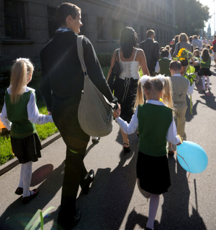 Latvijas skolēniem jau no nākamā gada mācības varētu sākties augusta vidū.