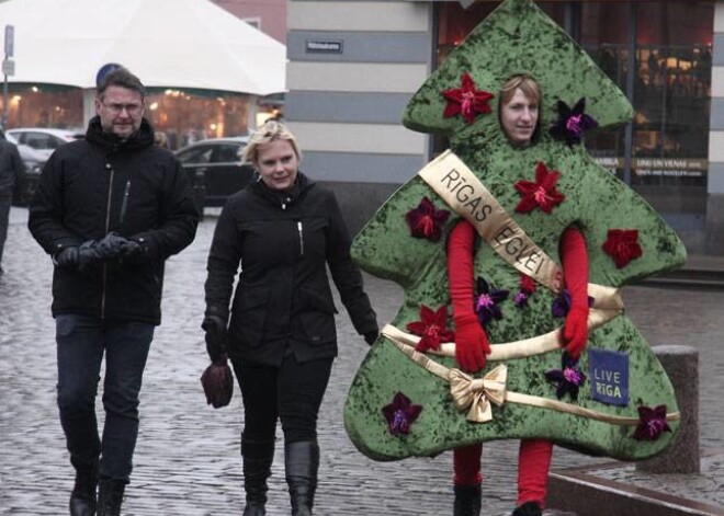 Rīgas egles pavadībā 1,2 miljonie tūristi ierodas Rātslaukumā.