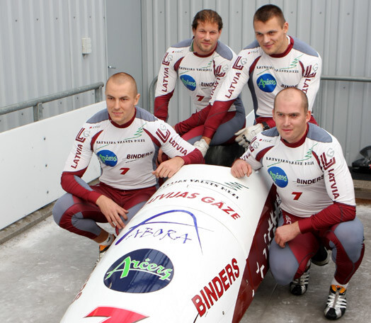 Latvijas pirmais bobsleja četrinieks – Raivis Broks (no kreisās), Intars Dambis, Daumants Dreiškens un pilots Edgars Maskalāns.