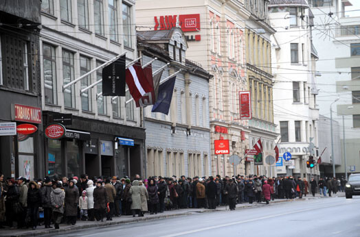 Arī Rīgā pie Krievijas vēstniecības cilvēki gaida vairāk nekā stundu garā rindā, lai nobalsotu.