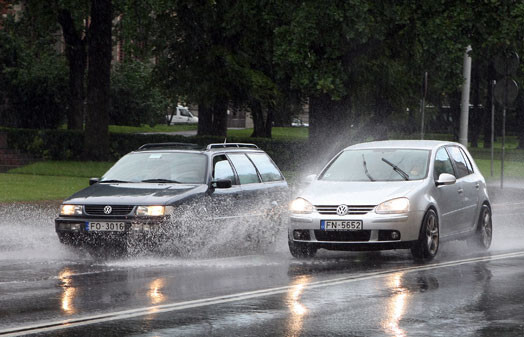 Vairāk nekā puse Latvijas iedzīvotāju ikdienā izmanto personīgo auto.