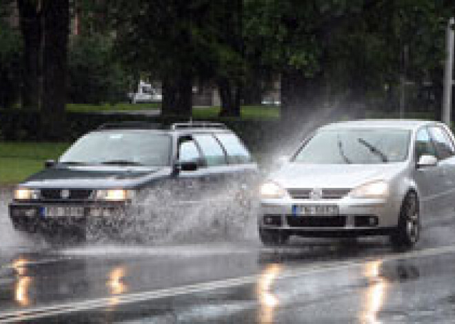 Vairāk nekā puse Latvijas iedzīvotāju ikdienā izmanto personīgo auto