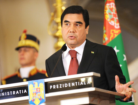 Turkmenistānas prezidentam Gurbangulam Berdimuhamedovam ir patoloģisks naids pret suņiem un kaķiem. Nākamgad Turkmenistānas prezidentu gaida ierodamies vizītē Rīgā.