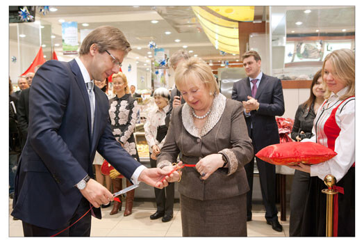 Rīgas mērs Nils Ušakovs un tirdzniecības centra „Alije parusa” vadītāja atklāj Latvijas un Rīgas produktu stendu „Rižskij dvorik”.