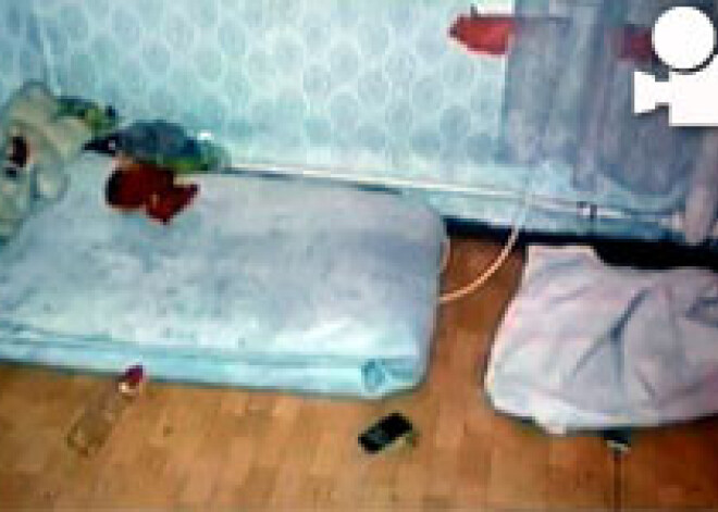 Полиция в шоке: дети голые и голодные, лицо матери в какашках