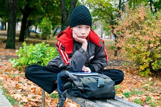 Skolu aptauja parādījusi, ka patiesais otrgadnieku skaits ir mazāks. Apmēram puse no viņiem nemaz skolā nav gājuši, jo visbiežāk Valsts izglītības informatizācijas sistēmā ir ieraksts "izbraucis uz ārzemēm".