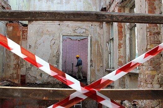 Nodarboties ar slēpņošanu Latvijā var būt bīstami dzīvībai – daudzas dārgumu lādes ir noslēptas grūstošos graustos.