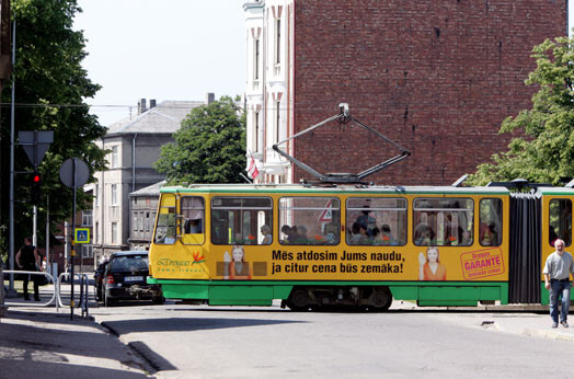 Liepājas sabiedriskais transports pašlaik tiek aprīkots ar GPS sistēmām, lai pasažieri par autobusu un tramvaju pārvietošanos tiešsaistē varētu sekot gan internetā, gan pieturvietās.