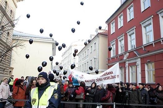 Protesta akciju uzraudzīja daudzi policisti un apsardzes firmu darbinieki. Teritorija pie Saeimas tika norobežota ar speciālām lentēm.