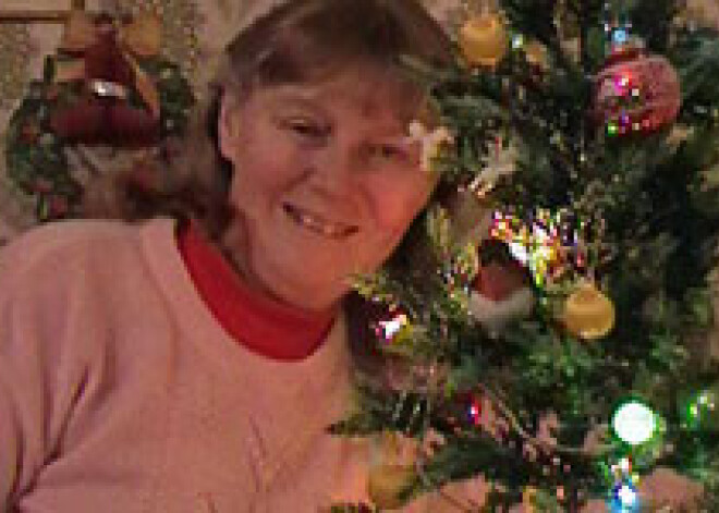 Бабушка 42 года украшает елку одной и той же гирляндой