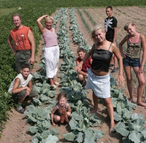 Pirms dažiem gadiem viesojāmies pie Lienes ģimenes laukos, un piemājas dārzā tapa šis foto. No kreisās: Lienes audžubrālis Arvis, tētis Ludis, mamma Arta, priekšplānā māsīca Santa, Liene, aiz viņas audžubrāļi Romāns un Artūrs, kā arī jaunākā māsa Kristīne.