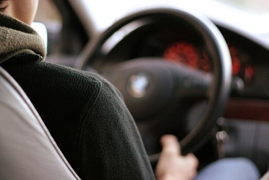 Policija bija šokā, apturot auto, kurā savus iereibušos vecākus mājās vedis 11 gadus vecs zēns.