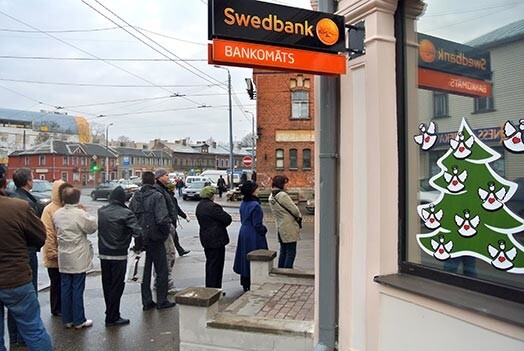 Baumām norimstot, rindas pie Swedbank bankomātiem kļūst arvien īsākas.