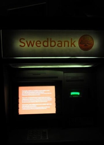 Svētdienas vakarā tūkstošiem cilvēkiem pakļāvās baumu izraisītai panikai un pulcējās rindās pie bankomātiem.