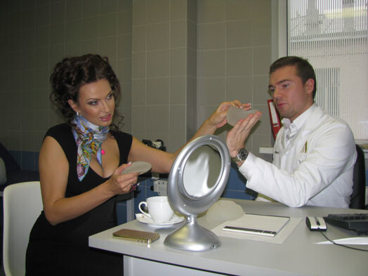 Эвелина попробовала силиконовые имплататы на ощупь