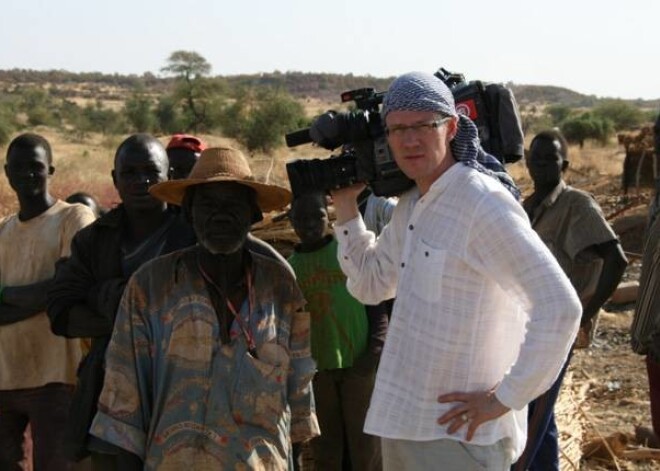 Ierodoties Burkinafaso, operators Uldis saķēra vēdera vīrusu, tāpēc celt kameru plecā nācās Sandijam. «Nav viegls darbiņš, jo kamera ir liela un sarežģīta!» atzīst žurnālists.