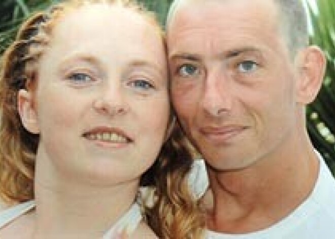 Женщина страдает аллергией на ее собственные слезы!