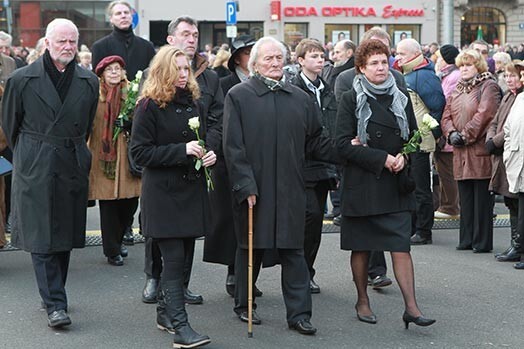 Diriģents Gido Kokars, dvīņubrāli Imantu pēdējā gaitā izvadot.