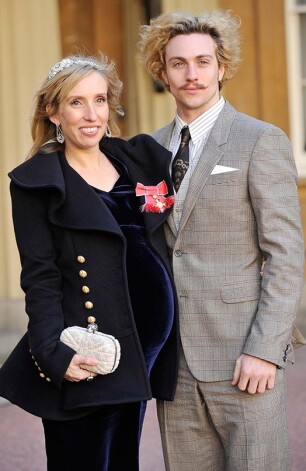 С начала 2009 года она встречается с актером Аароном Джонсоном, который моложе ее на 23 года