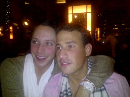 Фигурист Джонни Вейр собрался замуж за американского адвоката русского происхождения по имени Виктор Воронов