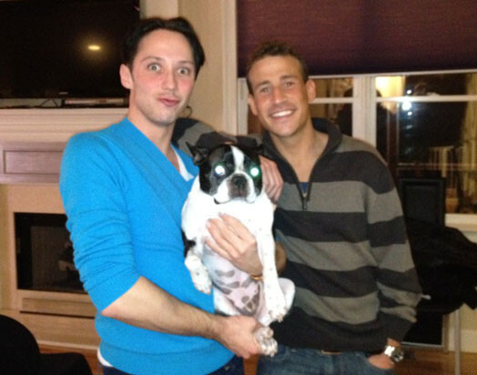 Счастливая пара со своим питомцем