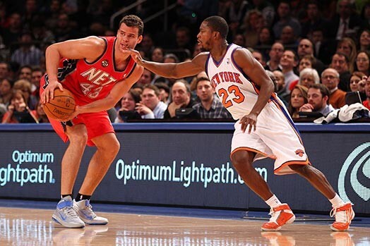 Крису Хафрису (слева) в своем первом матче в НБА пришлось несладко