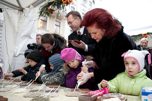 Saeimas priekšsēdētāja Solvita Āboltiņa kopā ar mazajiem palīgiem.