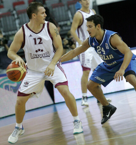 Latvijas basketbola izlases kandidāts Rinalds Sirsniņš šobrīd ir jauna kluba meklējumos.