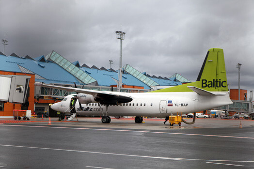 Latvijas nacionālās lidsabiedrības "airBaltic" lidmašīna Tallinas lidostā.