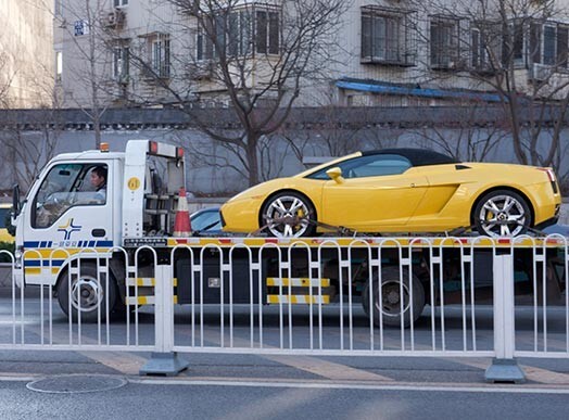 ASV kāds smagās automašīnas šoferis sadauzīja tikko laimētu Lamborghini.