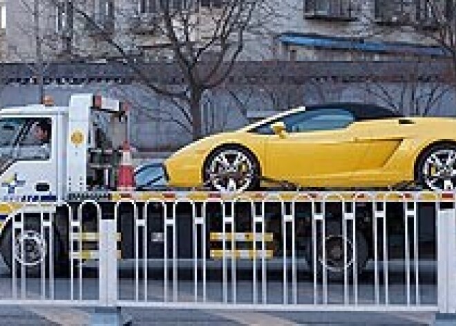 Sešu bērnu tēvs sadauza tikko laimētu "Lamborghini"