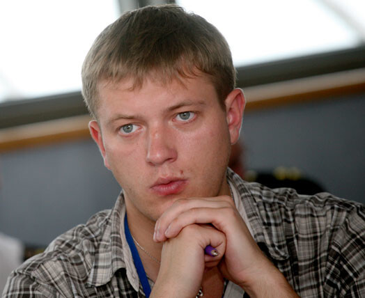 Nacionālās apvienības pārstāvis Dāvis Stalts nepaspēja nobalsot pret divvalodības ieviešanu Latvijā, jo nokavēja Saeimas ārkārtas sēdi.