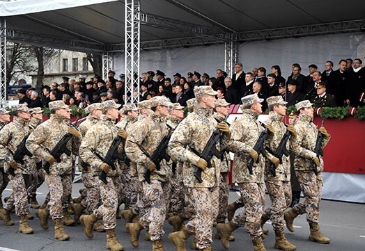 Nacionālo bruņoto spēku vienību militārā parāde 11.novembra krastmalā par godu Latvijas Republikas neatkarības proklamēšanas gadadienai.