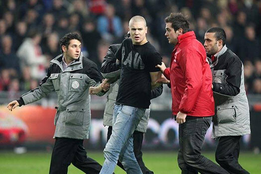 Jādomā, ka šoreiz Amsterdamas „Ajax” stadiona darbinieki daudz rūpīgāk vēros, lai agresīvais līdzjutējs netiktu uz savas iemīļotās futbola komandas spēli.