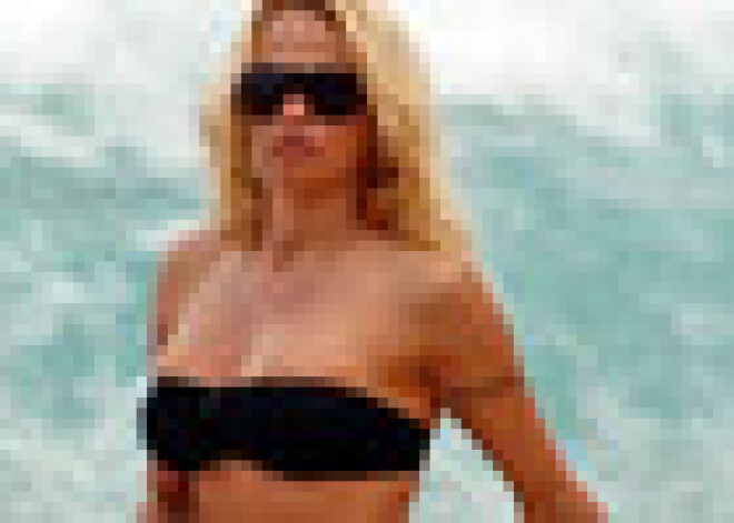 Pamelas Andersones jaunais draugs draiskojas ar seksdīvu pludmalē. Bikini FOTO