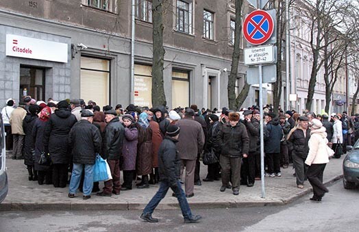 Banku histērija: „Latvijas Krājbanka” un „Swedbank”. Novembra beigās un decembra sākumā tā vietā, lai omulībā baudītu garo ziemas vakaru mieru, pulcējāmies garumgarās rindās pie slēgtajām banku durvīm un bankomātiem.