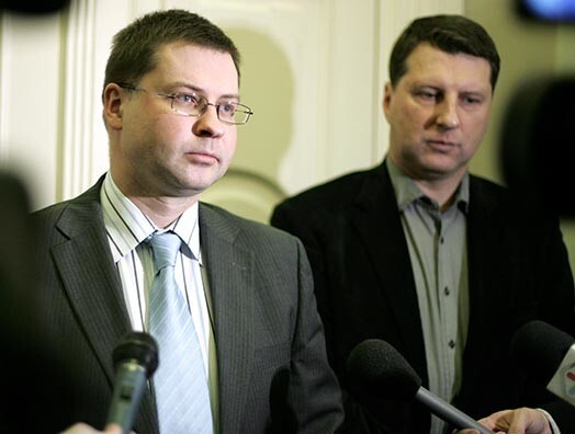 Politikas ilgdzīvotāji: ministrs Vējonis un premjers Dombrovskis. Latvijas politikas Ginesa rekordus 2011. gadā sasniedzis premjers Valdis Dombrovskis (pa kreisi) un vides ministrs Raimonds Vējonis.