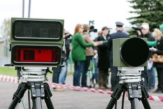 Latvijas fotoradarizācija. Uz Latvijas ceļiem sākusies 160 fotoradaru uzstādīšana, pamatīgu adrenalīnu radot gan autobraucēju, gan valsts budžeta sastādītāju asinī.