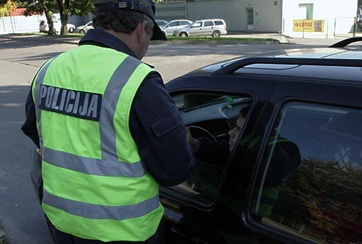 Ceļu policija pievērsīs uzmanību, vai vadītāji pie stūres nesēžas alkohola reibumā un bez autovadītāju apliecībām.