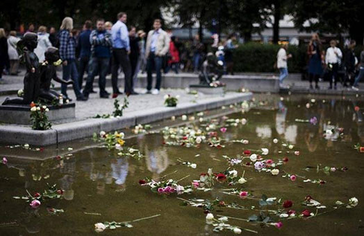 Norvēģijas tauta sēro par Breivīka teroraktos kritušajiem.