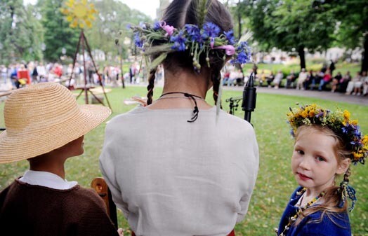 Arī pēc daudziem gadsimtiem un visvisādu režīmu maiņām latvieši ir saglabājuši savu unikālo folkloru.