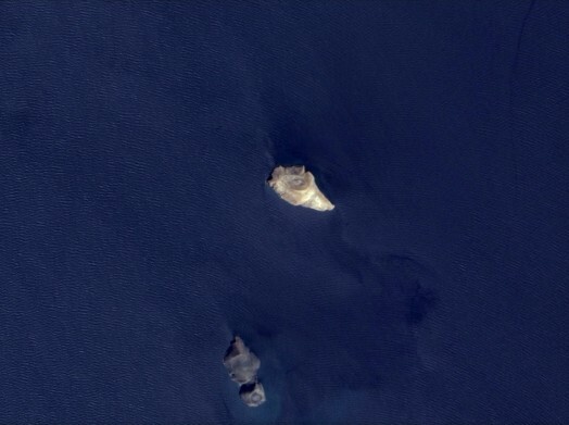 Новый остров (внизу) образовался в Красном море, к западу от побережья Йемена, возле группы островов Зубайр