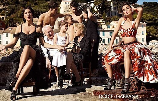 В рекламе Dolce and Gabbana Моника Беллуччи практически ничем не уступает модели Бианка Балти, которая годится ей в дочки